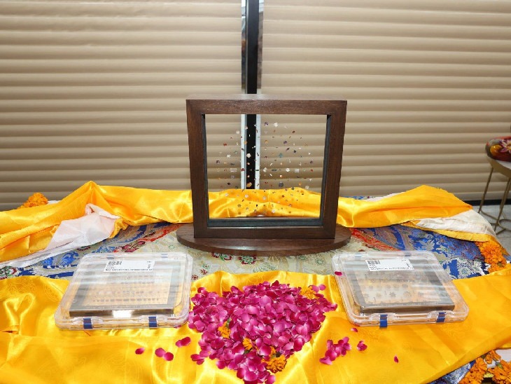 भगवान बुद्ध की अस्थियां 1898 में उत्तर प्रदेश के पिपरहवा में मिली थीं। अंग्रेजों के शासन काल में इन्हें देश से बाहर भेजा गया था। अब 127 साल बाद अपनी जमीन पर वापस लाया गया है।