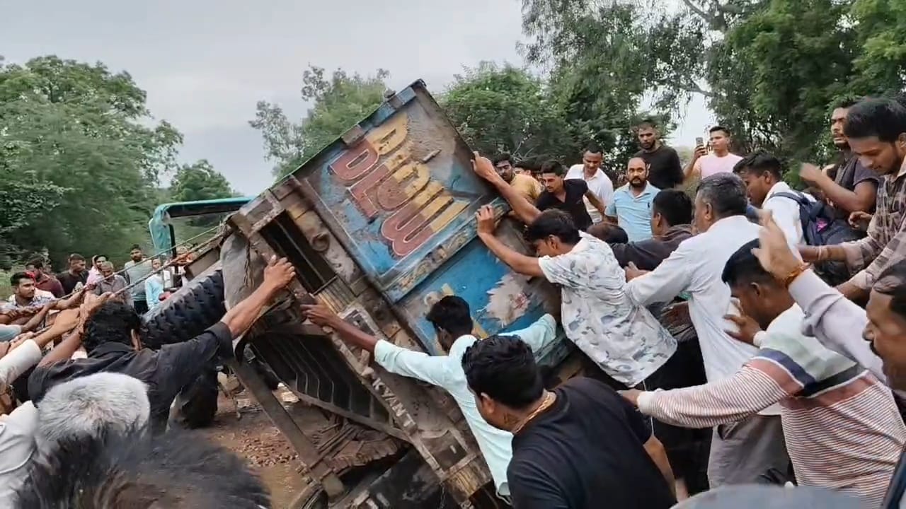 ग्रामीण ट्रैक्टर ट्रॉली को सीधा करते हुए।