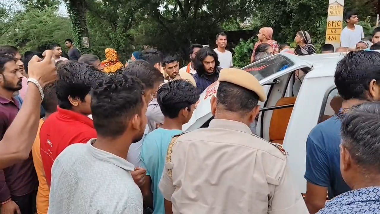 ग्रामीणों ने रेस्क्यू पर दोनों को एंबुलेंस से अस्पताल पहुंचाया।