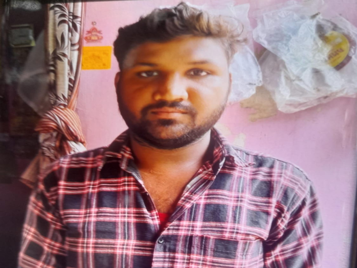 युवक धनपाल कारीगर था।