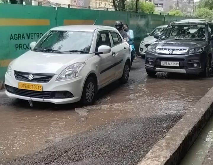 गड्ढों में पानी भर गया है,जिससे एमजी रोड पर जाम लग गया है