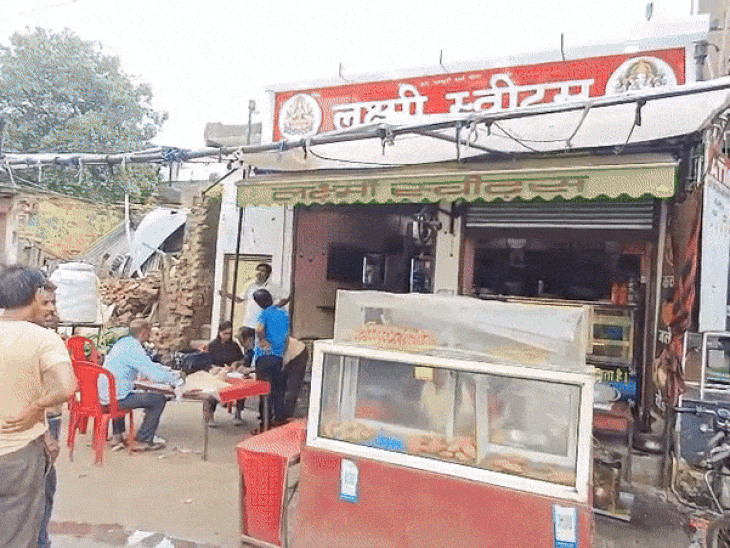 फूड सेफ्टी की कार्रवाई का दृश्य।