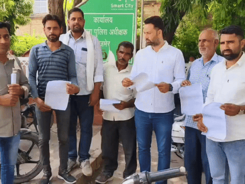 अजमेर कलेक्ट्रेट पहुंचे दौराई के ग्रामीण।