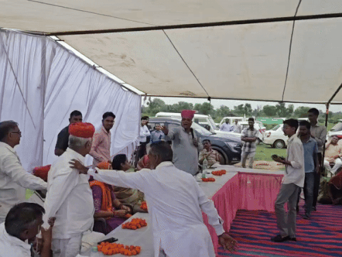 हाथ में माइक थामे विधायक जाकिर हुसैन गेसावत और पूर्व विधायक श्रीराम भींचर आमने-सामने होते हुए।