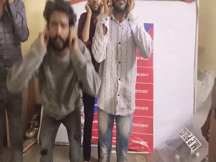 पकड़ाने के बाद थाने में बदमाशों ने लगाई उठक-बैठक।