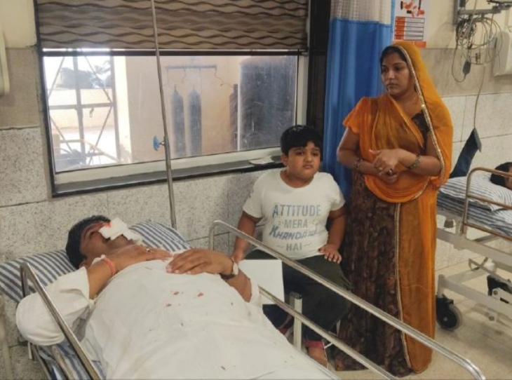 पाली के निजी हॉस्पिटल में भर्ती सड़क हादसे में घायल मारवाड़ जंक्शन प्रधान मंगलाराम देवासी।