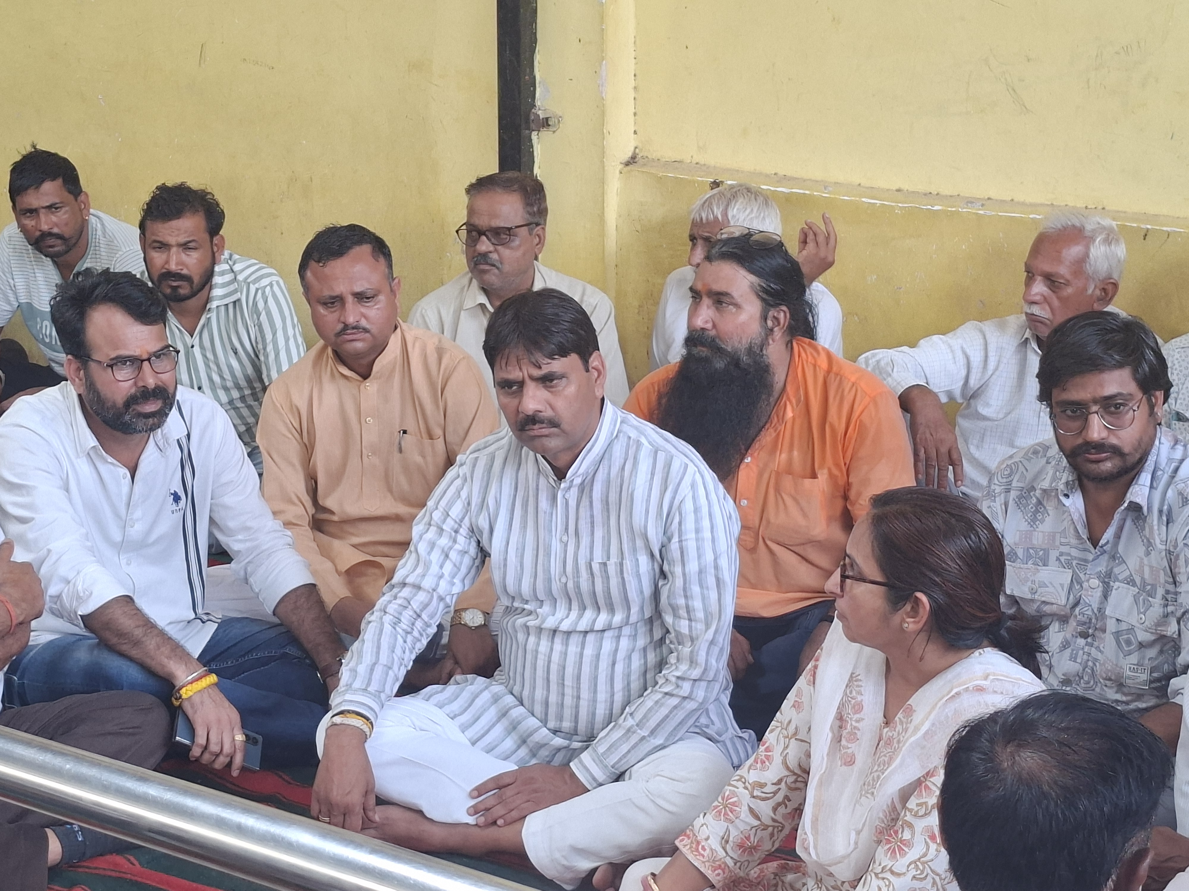 नवलगढ़ विधायक विक्रम सिंह जाखल भी धरना स्थल पहुंचे।