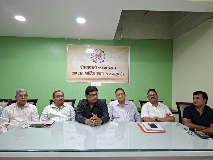 प्रेस वार्ता करते हुए पदाधिकारी।