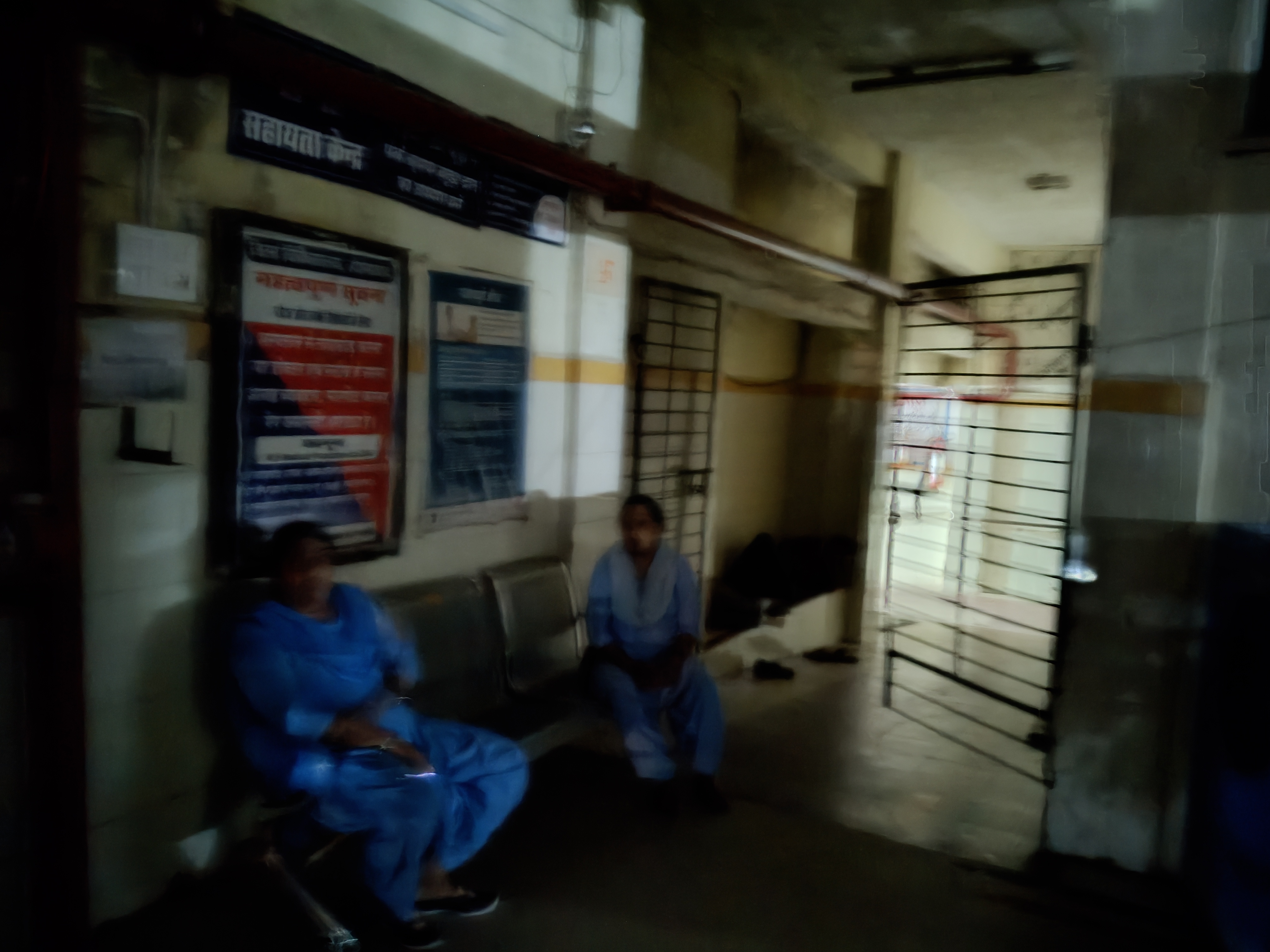 प्रसूता वार्ड के गेट पर महिला गार्ड स्टाफ भी अंधेरे में ड्यूटी करते रहा।