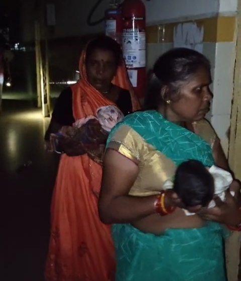 महिलाओं नवजात शिशुओं को अंधेरे में इस तरह चुप कराने की कोशिश करती रही।
