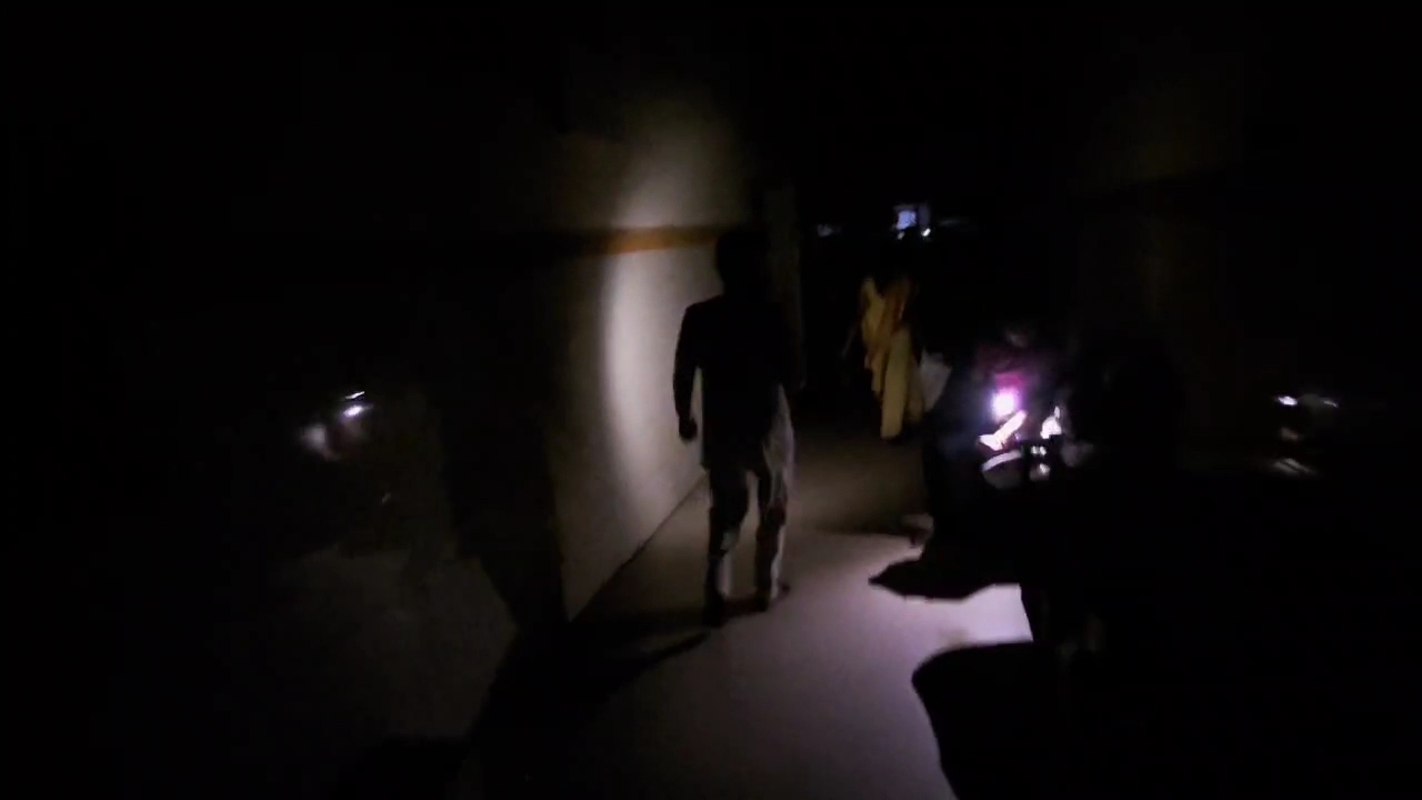 वार्ड और बाहर के हिस्से में अंधेरे में परिजन बैठे रहे।