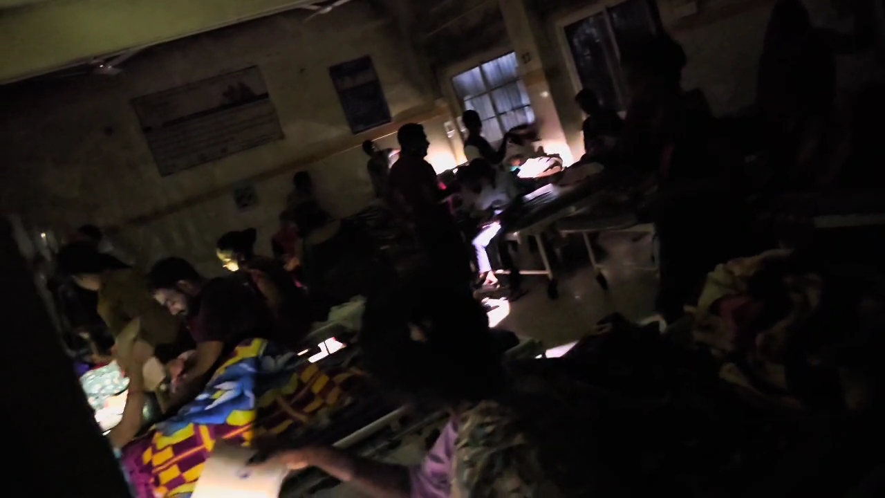 मोबाइल की टार्च का उजालर कर परिजन बैठे रहे।