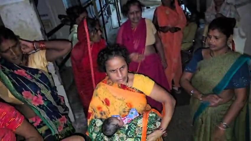 रात 3 बजे महिला अटेंडर खुली हवा में आने के लिए परेशान दिखी।