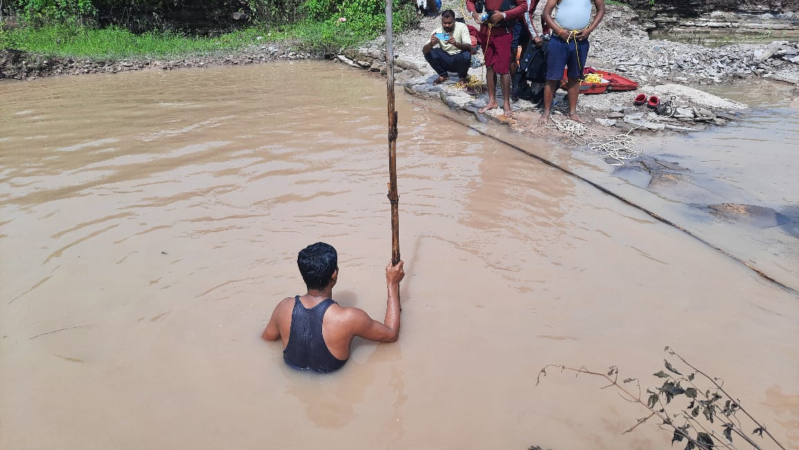 इसी गड्ढे में गिरने से दोनों की मौत हुई है।