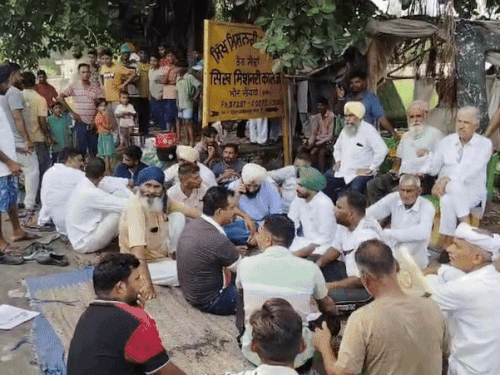 भौर सैयदां गांव में पुलिस के खिलाफ धरने पर बैठे किसान।