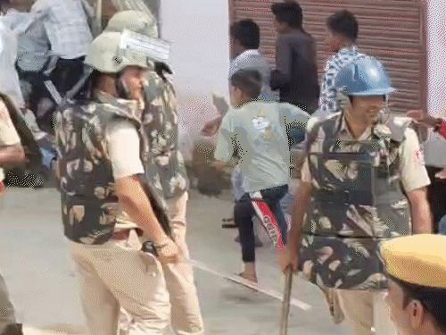 पथराव के बाद पुलिस ने भीड़ पर लाठीचार्ज किया।