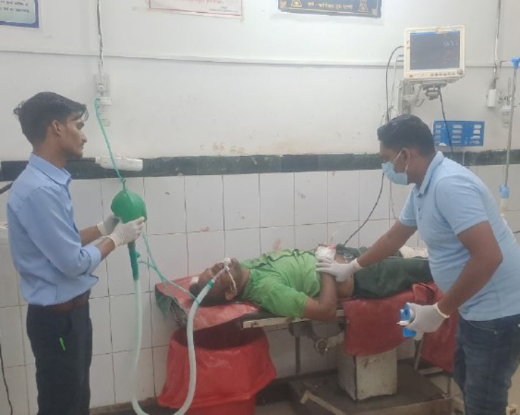 पाली के बांगड़ हॉस्पिटल में घायल युवक का उपचार करते नर्सिंगकर्मी।