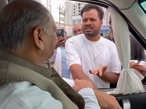 हाल ही में एक समर्थक ने पूर्व मुख्यमंत्री से अपनी पुरानी कार बदलने का आग्रह किया था।