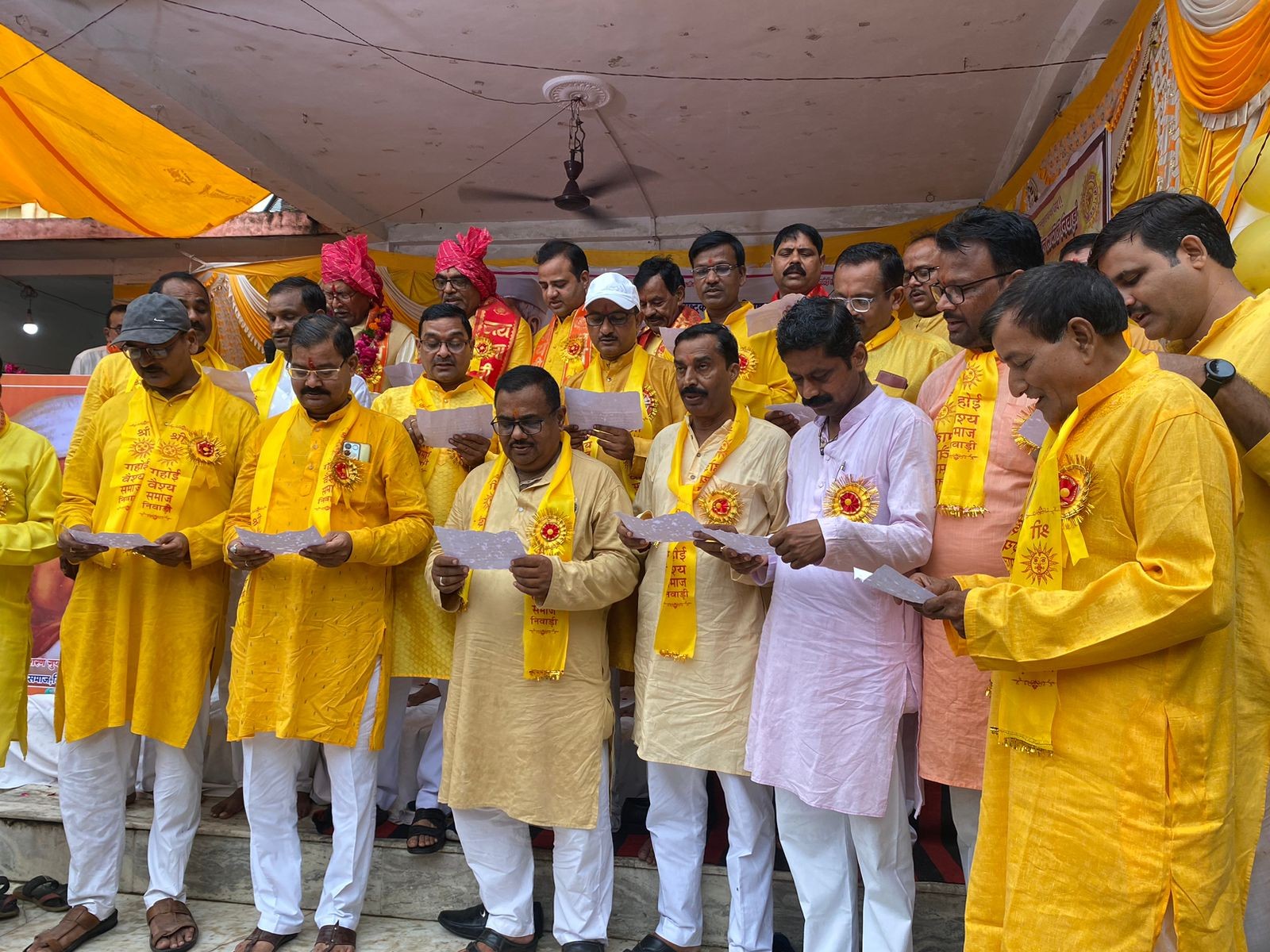 धूसर समाज की नवगठित कार्यकारिणी ने शपथ ली।