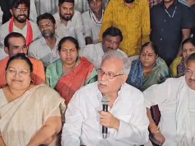 टीम के जाने के बाद भूपेश बघेल ने बताया था कि 32-33 लाख रुपए और दस्तावेज टीम ले गई है।