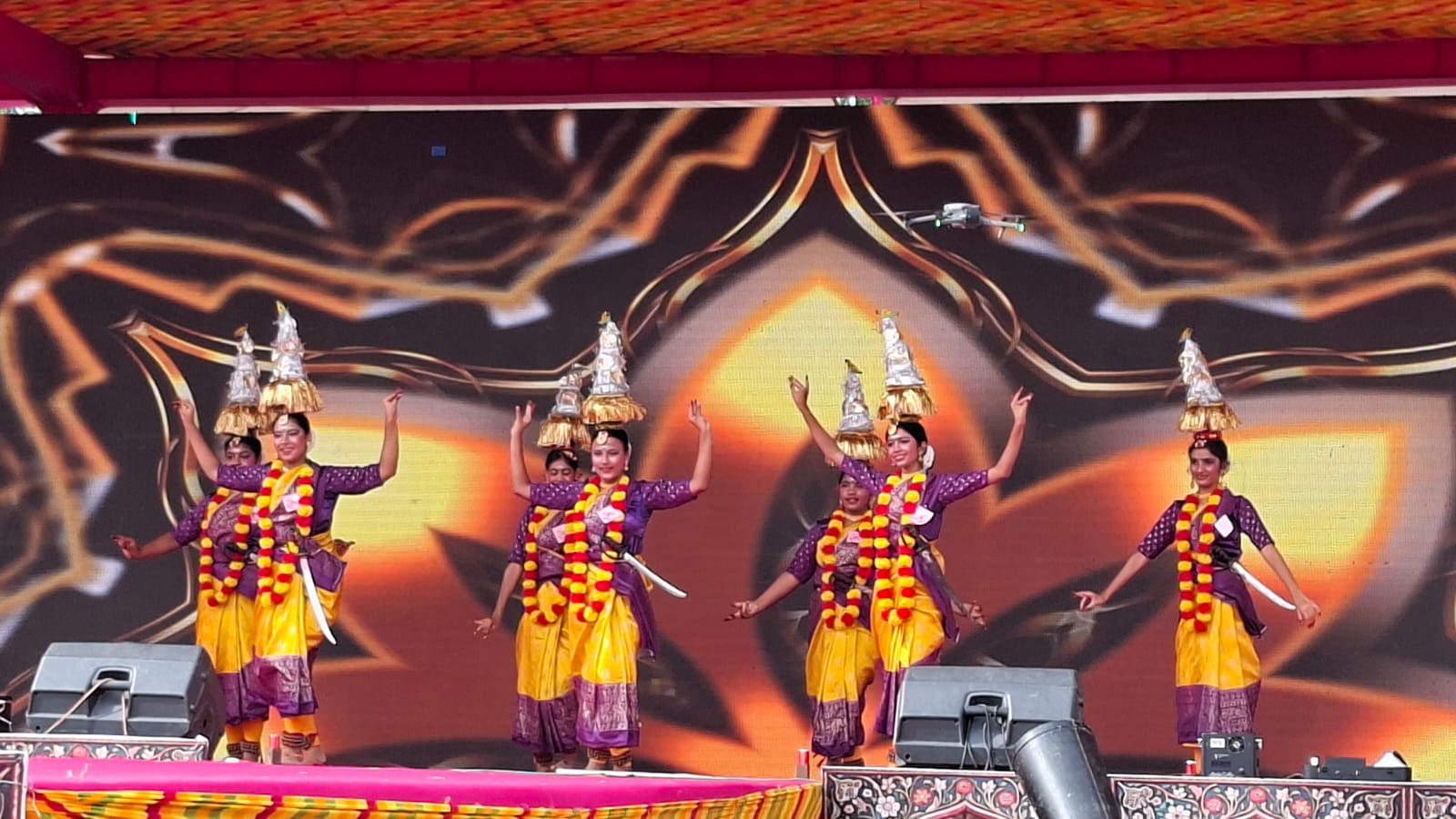 सांस्कृतिक कार्यक्रम में नृत्य की प्रस्तुति दी गई।