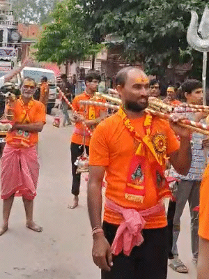 गलता तीर्थ से उठती हर-हर महादेव की गूंज, डीजे पर भक्ति गीतों पर झूमते भक्त।