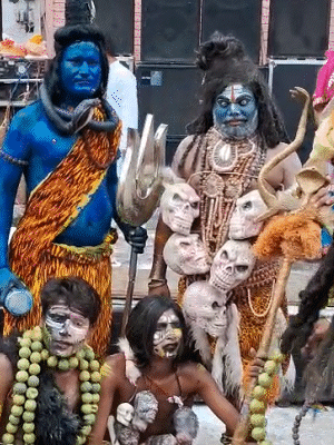 महादेव का रूप धारण करके पहुंचे श्रद्धालु।