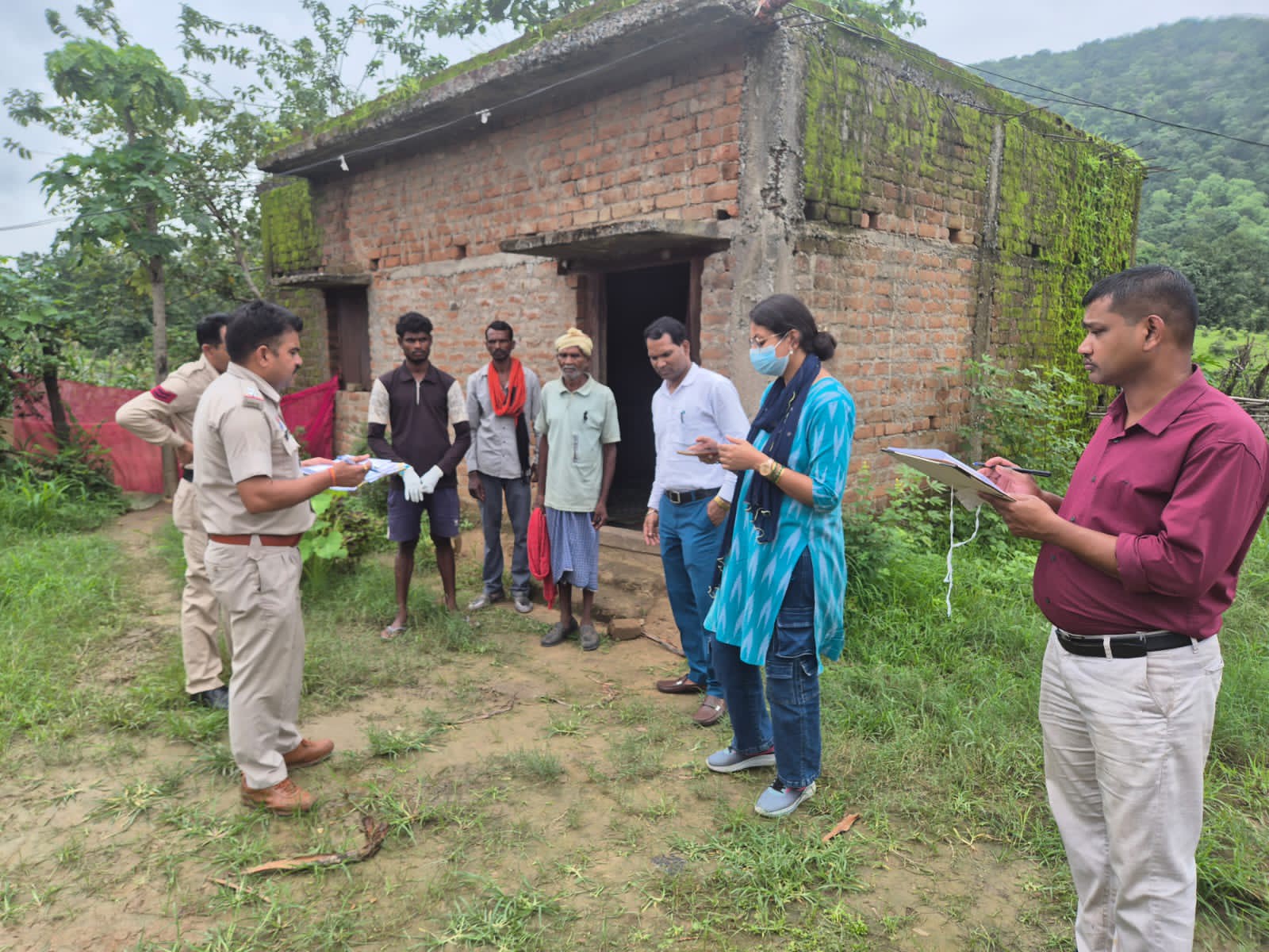 हत्या के बाद पुलिस मौके पर पहुंची और परिजनों और पड़ोसियों के बयान दर्ज लिए।