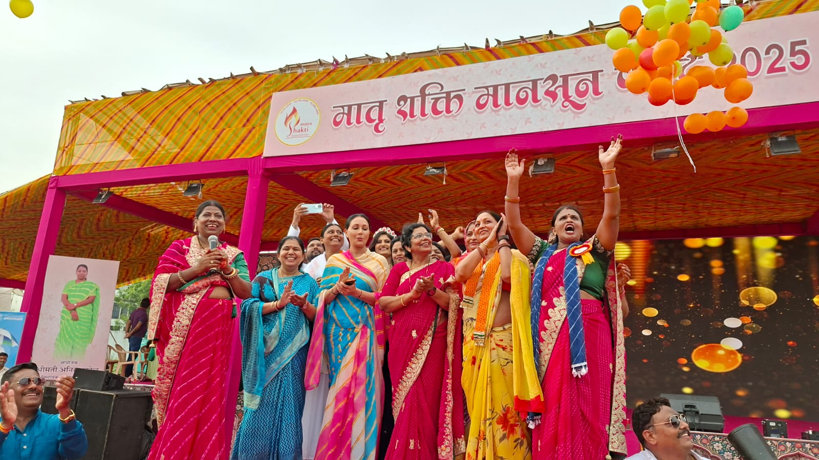 मंच से डिप्टी सीएम दीया कुमारी, राष्ट्रीय महिला आयोग की अध्यक्ष विजया किशोर राहटकर, विधायक अनिता भदेल ने गुब्बारे उड़ाकर शुभारम्भ किया।