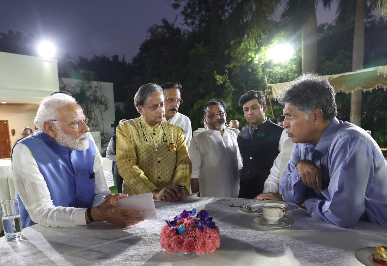 पीएम मोदी ने 10 जून को विदेश से लौटे डेलीगेशन के सदस्यों से मुलाकात की थी। इसमें कांग्रेस नेता शशि थरूर और मनीष तिवारी भी शामिल थे।