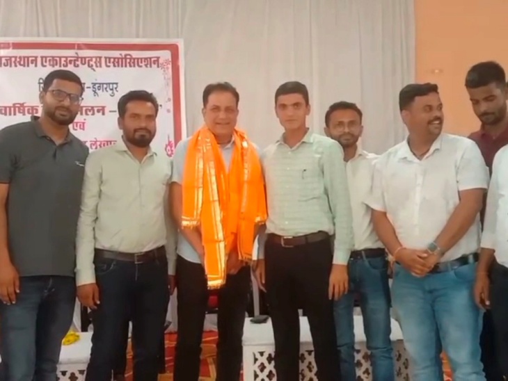 सर्वसम्मति से सहायक लेखाधिकारी द्वितीय प्रतीक जैन को जिला अध्यक्ष चुना गया।