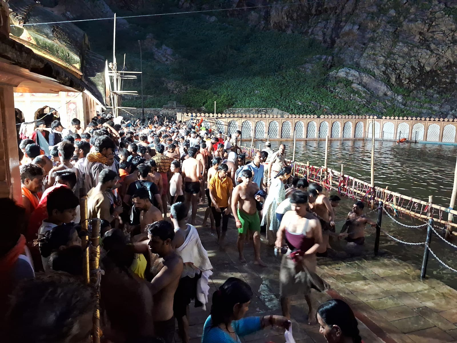 कांवड़ से पहले श्रद्धालुओं ने गलता तीर्थ में डुबकी लगाई।