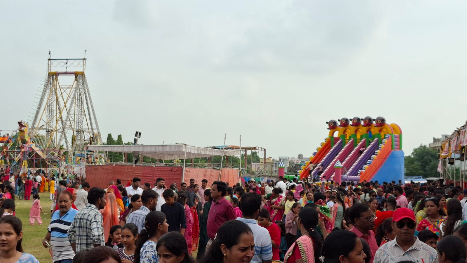 बच्चों व महिलाओं के लिए यहां खाने-पीने के साथ झूलों का आनंद लिया।