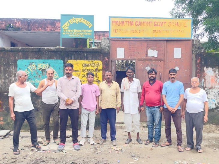 ग्रामीणों ने की स्कूल के नए भवन के निर्माण की मांग।