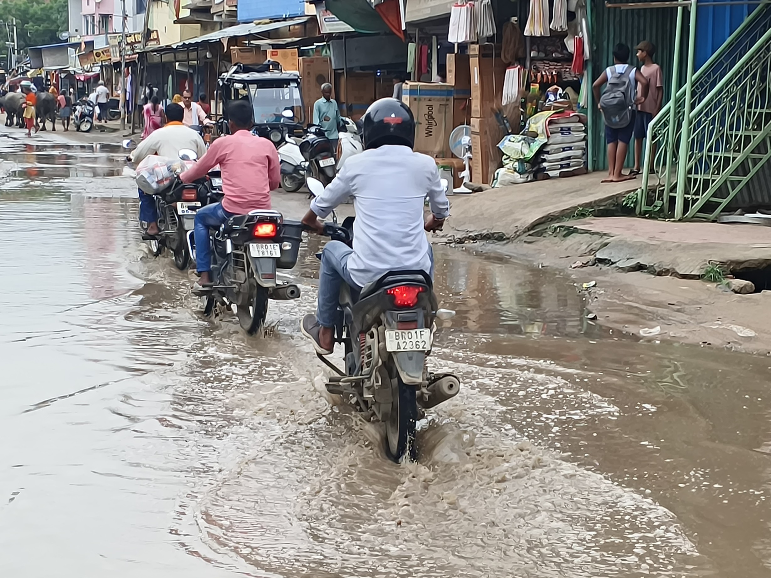 Waterlogging on the main road of Paliganj market for months