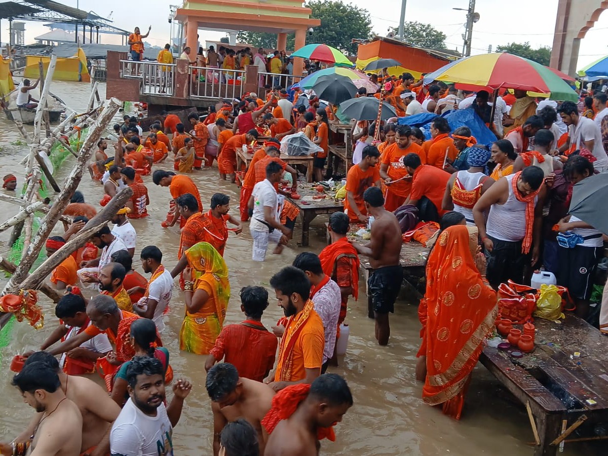 बारिश के बीच कावरियां रवाना हुए हैं।