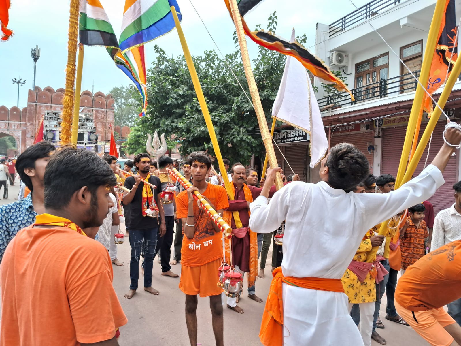 शहर भर में जगह-जगह फूलों से स्वागत किया गया।