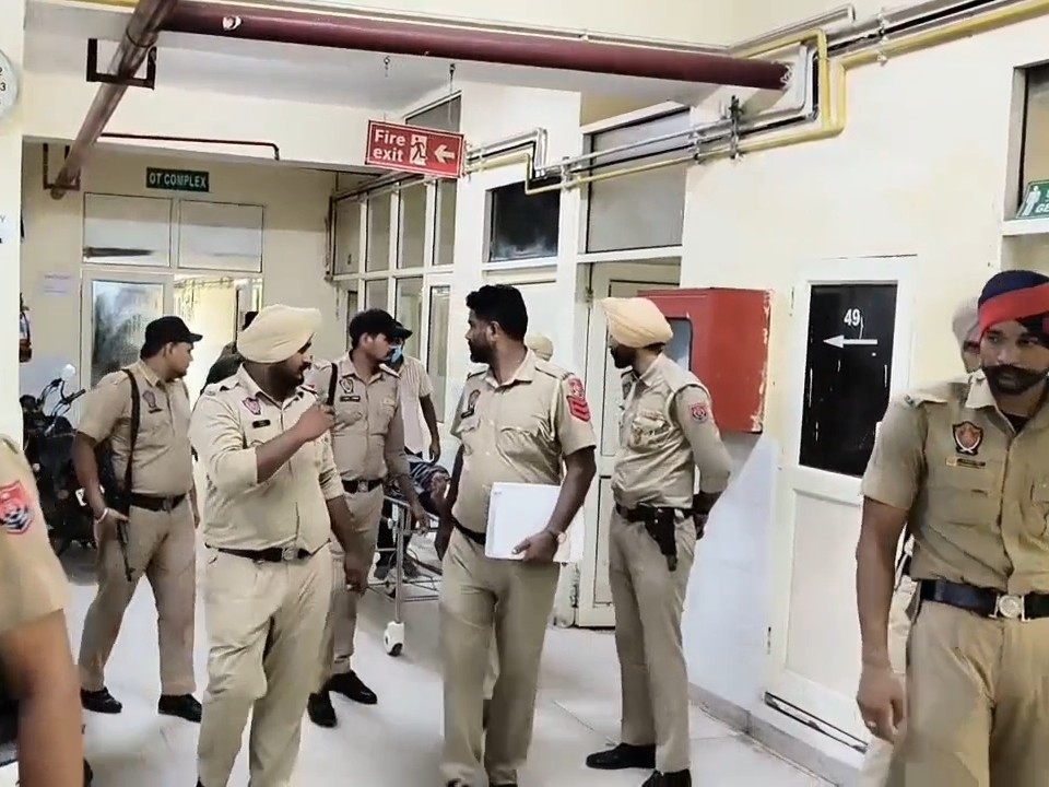 अस्पताल में मौजूद पुलिस अफसर।