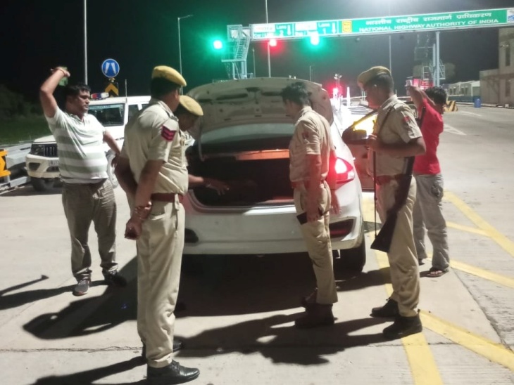 नाकाबंदी कर की गई वाहनों की तलाशी।
