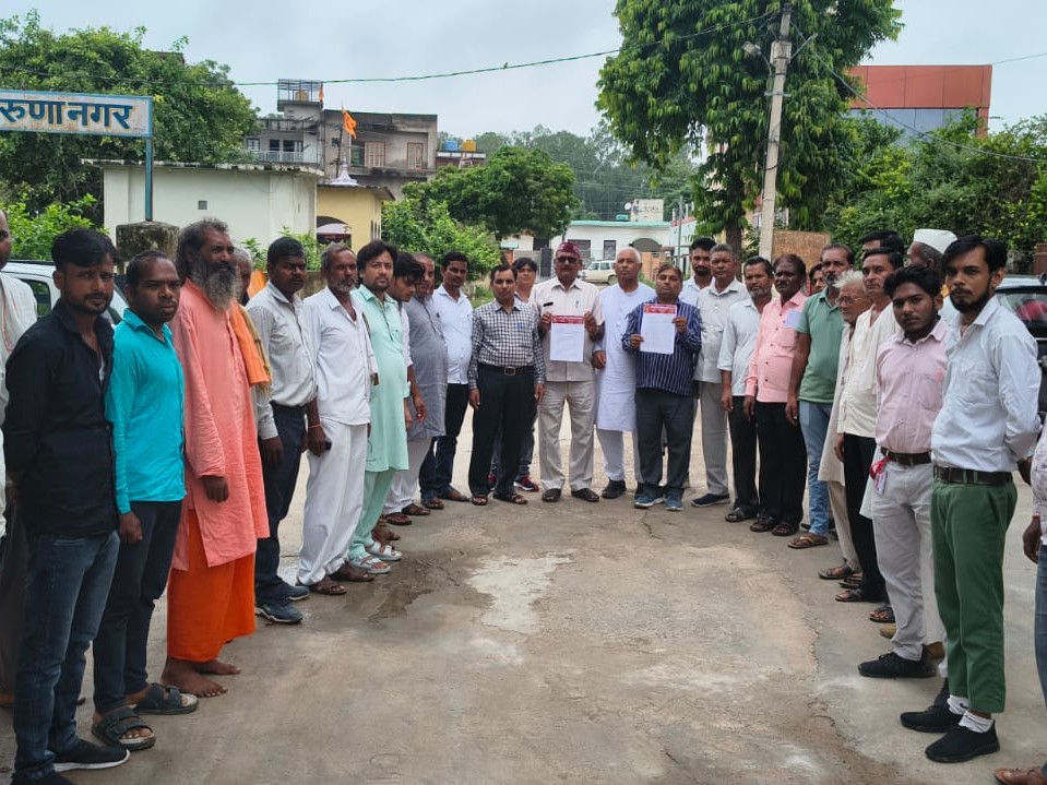 निषाद पार्टी कार्यकर्ताओं ने सड़कों पर किया प्रदर्शन: मझवार तुरैहा को एससी आरक्षण देने की मांग, एटा में विधायकों को सौंपा ज्ञापन - Etah News