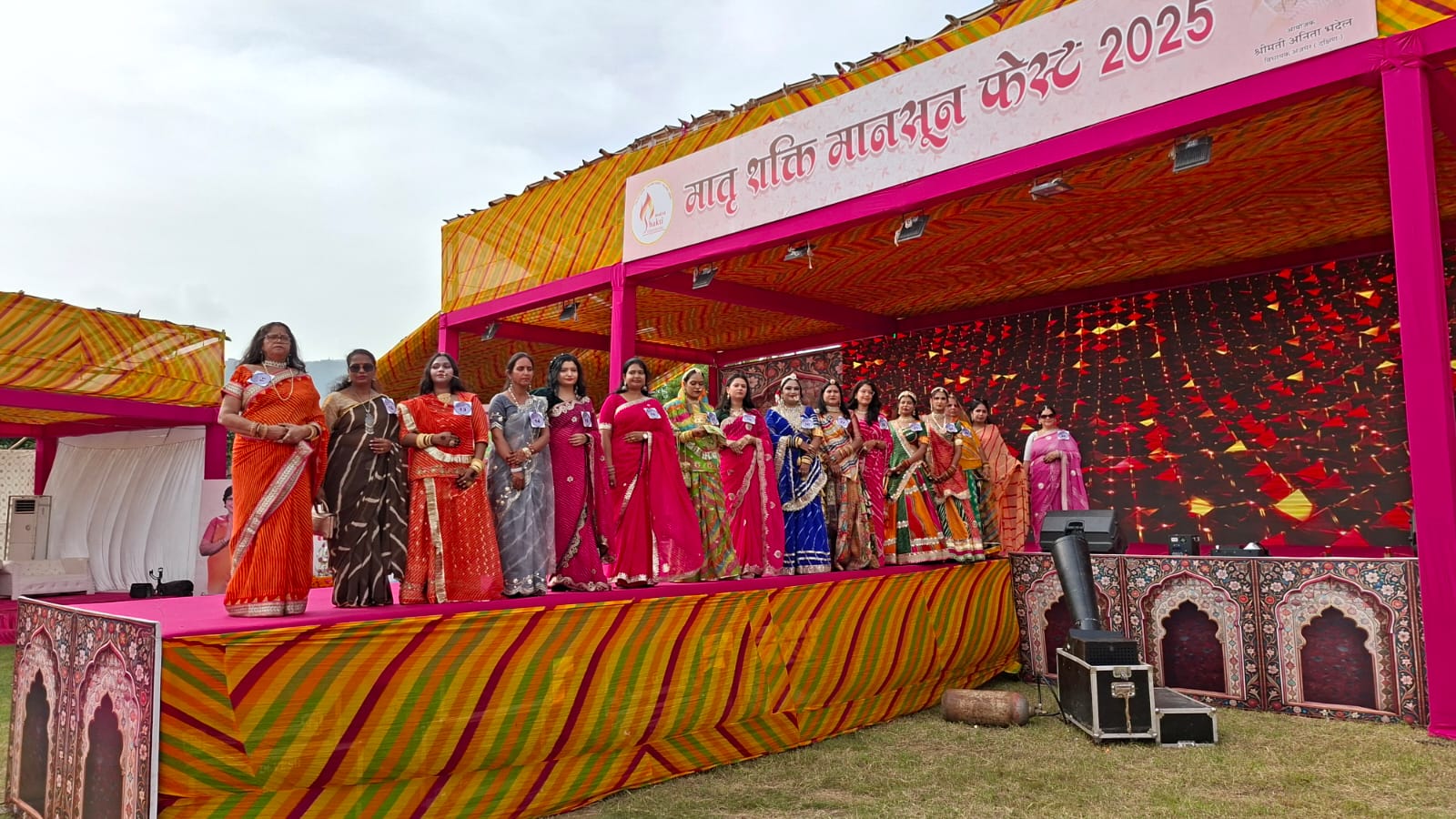 लहरिया उत्सव में मंच पर महिलाओं ने प्रजेंटेशन दिया।