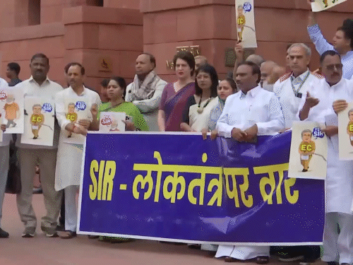 बिहार वोटर वेरिफिकेशन मामले पर विपक्ष ने शुक्रवार सुबह संसद के बाहर प्रदर्शन किया था।