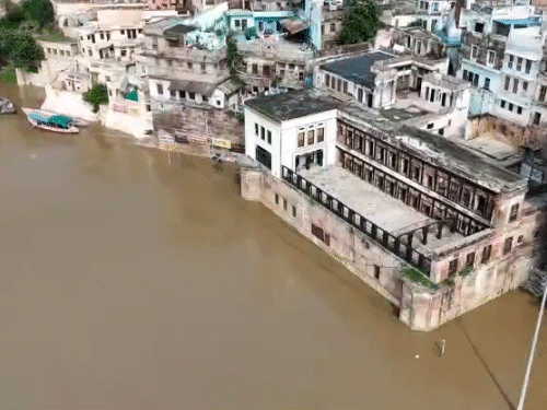 यूपी के वाराणसी में रविवार को सभी 84 घाट डूब चुके हैं। अब लोगों के घरों में पानी घुसना शुरू हो गया है।