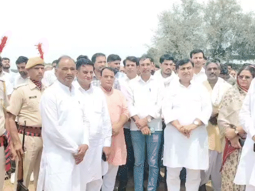 शहीद के अंतिम दर्शन के लिए कांग्रेस प्रदेशाध्यक्ष गोविंद सिंह डोटासरा, विधायक गोरधन वर्मा के साथ अन्य नेता भी पहुंचे थे।