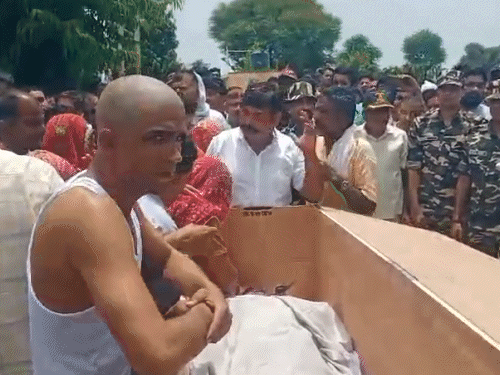शहीद राजेंद्र की मां भंवरी देवी बेटे के अंतिम दर्शन कर बेसुध हो गई थी।