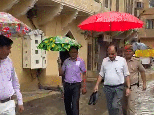 परकोटे में जर्जर बिल्डिंगों का जायजा लेने पहुंचे नगर निगम विजिलेंस विंग के डिप्टी कमिश्नर RPS पुष्पेंद्र सिंह राठौड़।