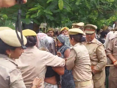 सत्यवीर की मौत के बाद गुस्साई भीड़ ने SSP ऑफिस के बाहर हंगामा किया था।