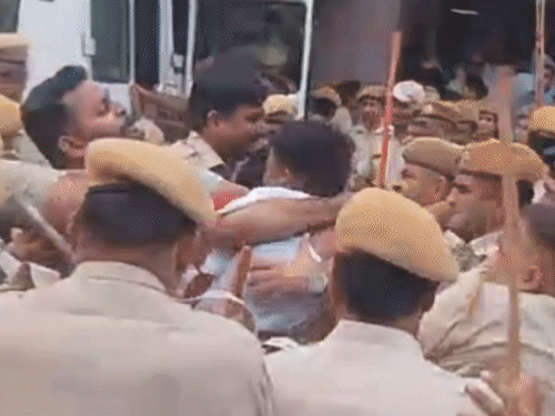 झालावाड़ अस्पताल में प्रदर्शन के दौरान नरेश मीणा को गिरफ्तार किया था।