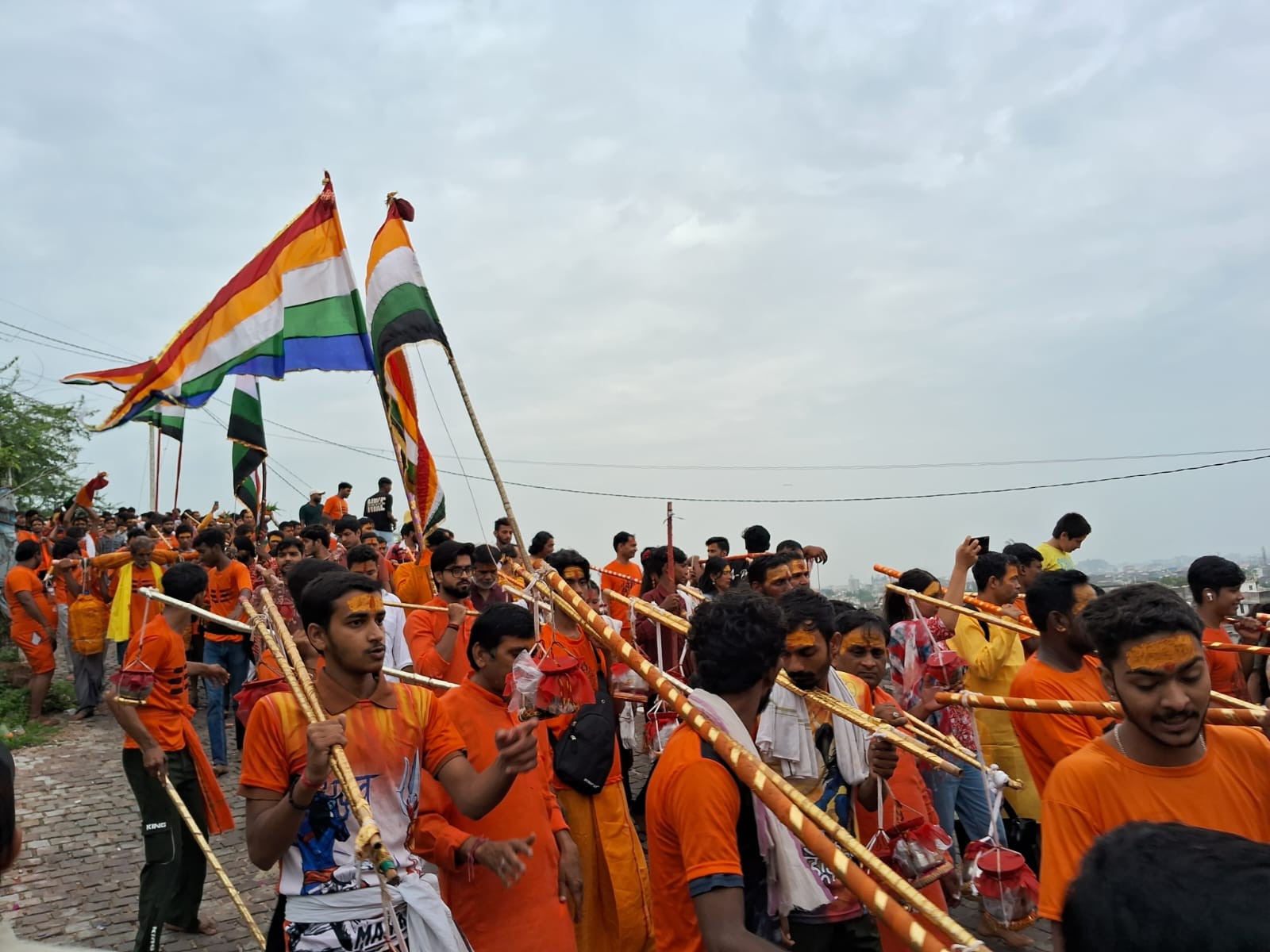 डमरू की ध्वनि के साथ जब वातावरण शिवमय हुआ तो हर भक्त भावविभोर नजर आया।