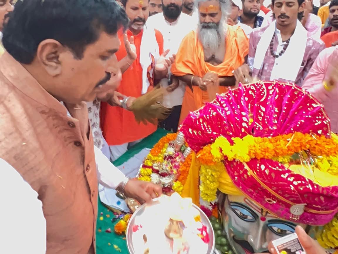 भगवान काशी विश्वनाथ जी की आरती करते हुए विधायक राजकुमार मेव।